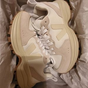 Veja Venturi Alveomesh White Pierre Natural.